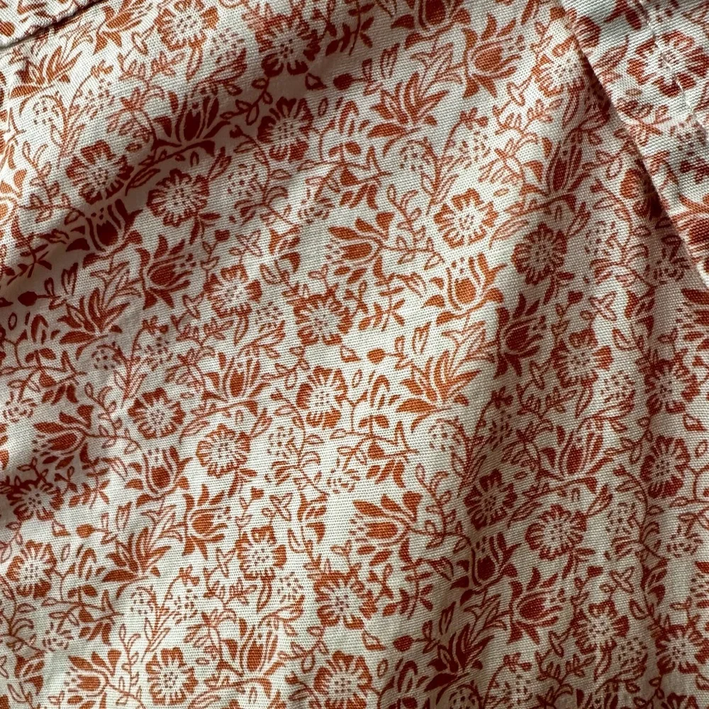 Floral Sleeveless Button-Down Shirt - Picture 4 of 4